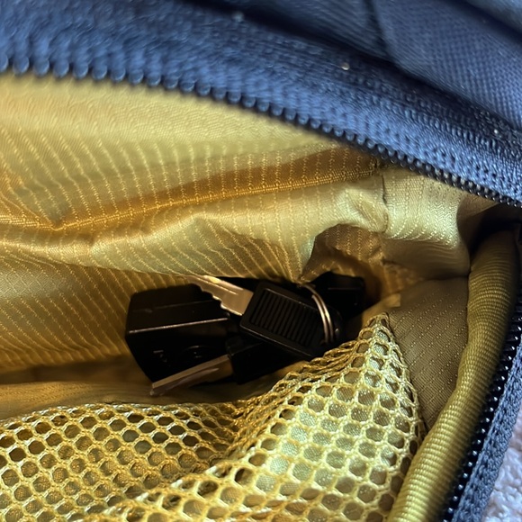 Pacsafe crossbody bag - Picture 3 of 5